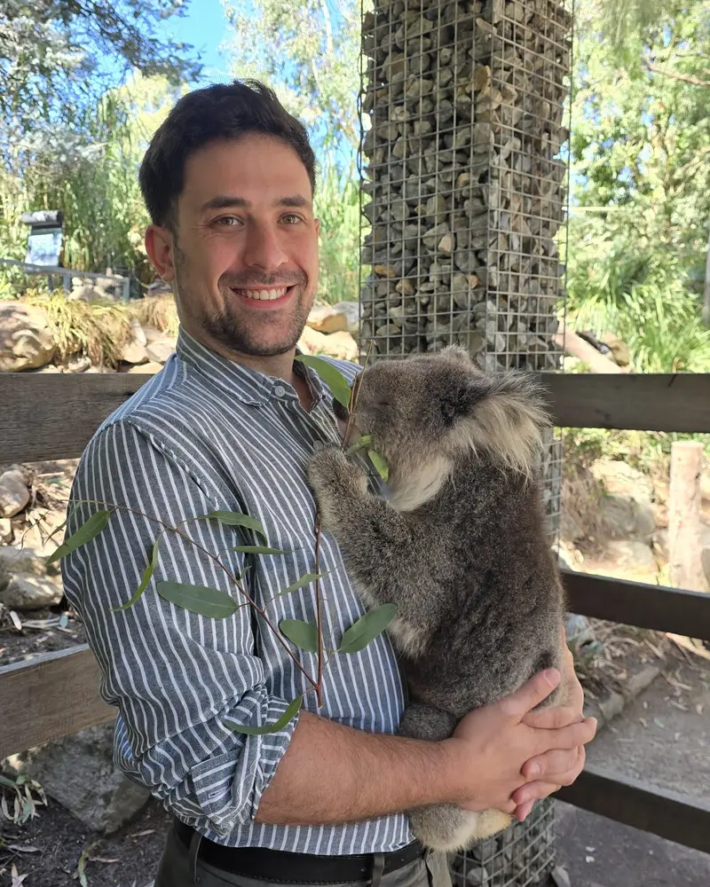 Melchior sourit, un koala dans les bras