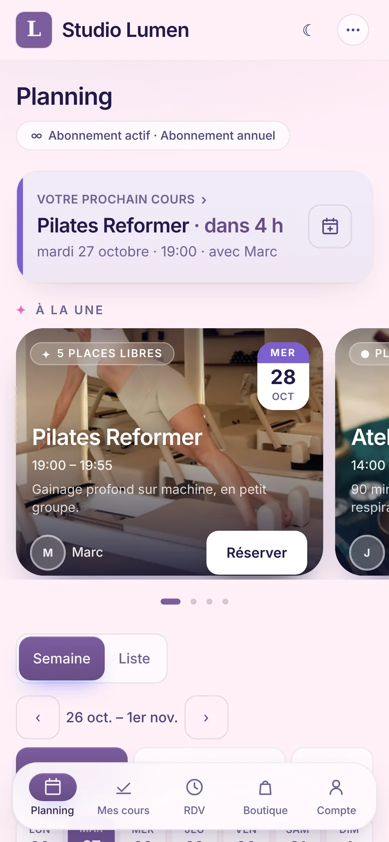 Téléphone : planning d'une adhérente avec, sous son prochain cours, la carte À la une du Pilates Reformer, sa date, 5 places libres et le bouton Réserver