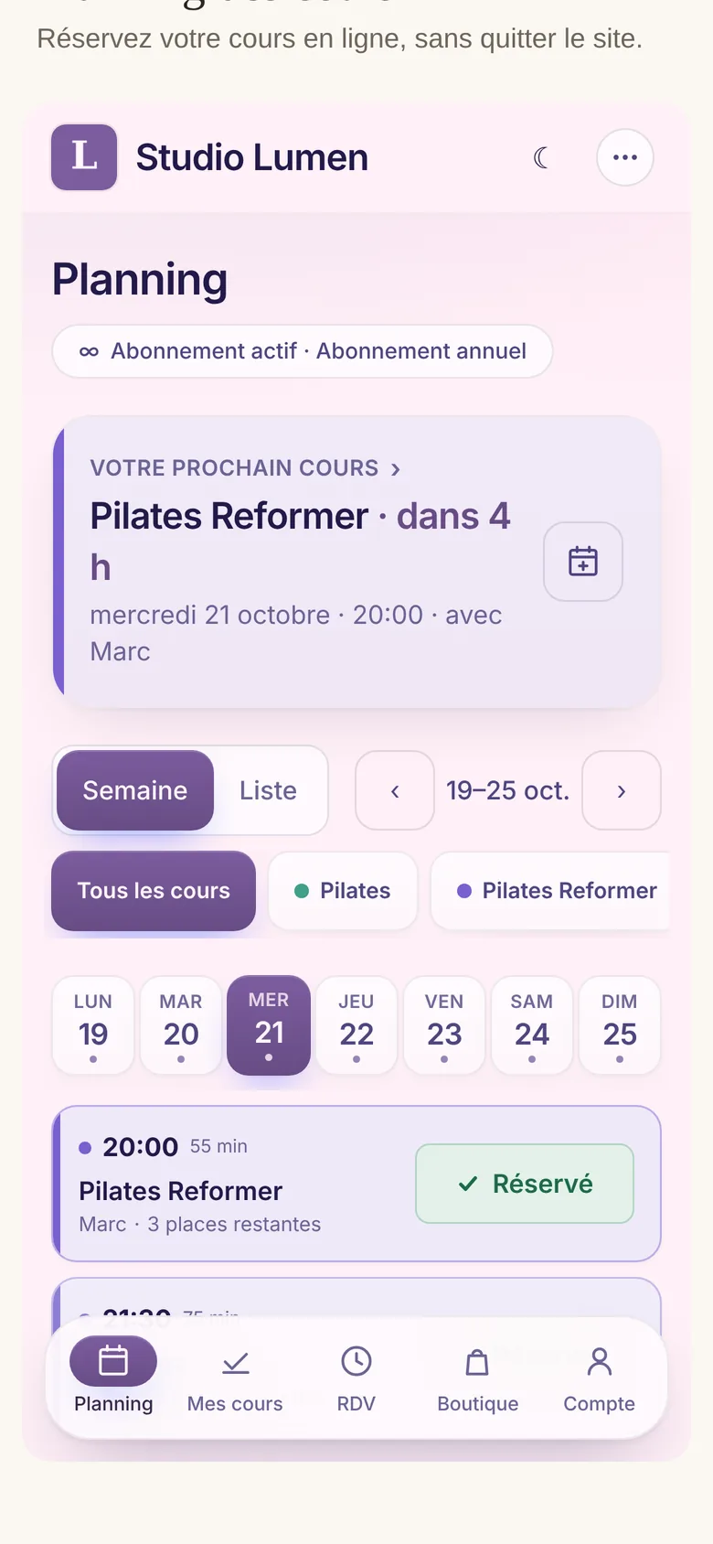 Téléphone : espace adhérent ouvert dans le widget sur le site du studio, avec le prochain cours et les onglets Planning, Mes cours, RDV, Boutique et Compte