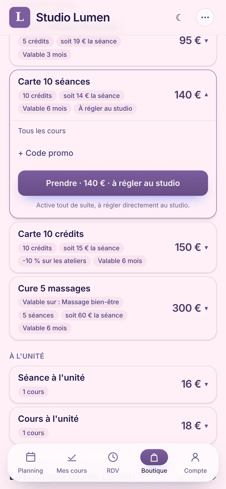Boutique sur mobile : Carte 10 séances marquée « À régler au studio », bouton « Prendre · 140 € · à régler au studio »